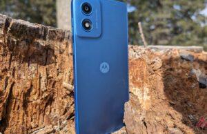 A Motorola pode estar aumentando os preços, mas este telefone ainda custa US$ 110 moto g play, vistas frontal e traseira