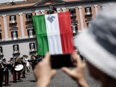A Paragon não está colaborando com as autoridades italianas na investigação de ataques de spyware, diz o relatório 71st Anniversary Foundation Italian Republic in Naples, Italian, on June 2,2017, Flag-hoisting ceremony whit inter force department in Square the Plebiscito.