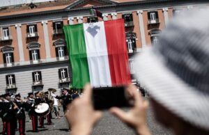 A Paragon não está colaborando com as autoridades italianas na investigação de ataques de spyware, diz o relatório 71st Anniversary Foundation Italian Republic in Naples, Italian, on June 2,2017, Flag-hoisting ceremony whit inter force department in Square the Plebiscito.