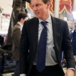 A Paramount quer que a FCC aprove o aumento da propriedade estrangeira no acordo da Warner Bros.