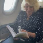 Um vídeo capturou Camilla transportando Roo, uma réplica de um brinquedo desaparecido que pertencia a Christopher Robin Milne, filho de AA Milne, que escreveu a série de livros infantis do Ursinho Pooh, para os EUA como parte de sua visita de estado com o rei Charles.