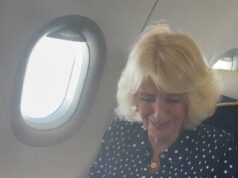 A Rainha Camilla reúne o bebê Roo com amigos há muito perdidos – enquanto uma bela filmagem captura Sua Majestade a bordo do voo para os EUA com uma réplica personalizada de um brinquedo histórico Um vídeo capturou Camilla transportando Roo, uma réplica de um brinquedo desaparecido que pertencia a Christopher Robin Milne, filho de AA Milne, que escreveu a série de livros infantis do Ursinho Pooh, para os EUA como parte de sua visita de estado com o rei Charles.