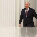 O logotipo da Eksmo, a maior editora da Rússia, fica no topo do prédio do escritório central da editora em Moscou, em 21 de abril. - Igor Ivanko/AFP/Getty Images