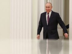 A Rússia enfrenta uma fonte de descontentamento – e Putin está respondendo da única maneira que sabe O logotipo da Eksmo, a maior editora da Rússia, fica no topo do prédio do escritório central da editora em Moscou, em 21 de abril. - Igor Ivanko/AFP/Getty Images