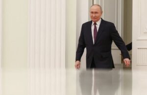 A Rússia enfrenta uma fonte de descontentamento – e Putin está respondendo da única maneira que sabe O logotipo da Eksmo, a maior editora da Rússia, fica no topo do prédio do escritório central da editora em Moscou, em 21 de abril. - Igor Ivanko/AFP/Getty Images