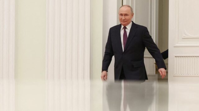 O logotipo da Eksmo, a maior editora da Rússia, fica no topo do prédio do escritório central da editora em Moscou, em 21 de abril. - Igor Ivanko/AFP/Getty Images