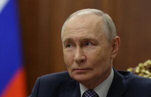 A Rússia ‘viola o cessar-fogo declarado por Putin’ com uma onda de ataques de drones na Ucrânia – apesar de Moscou e Kiev sinalizarem que o fim da guerra está próximo A Rússia violou um cessar-fogo de Páscoa declarado pelo Kremlin depois de atacar hoje posições ucranianas com drones