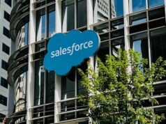 A Salesforce está fazendo crowdsourcing de seu roteiro de IA – com os clientes Salesforce logo on Salesforce Tower in San Francisco