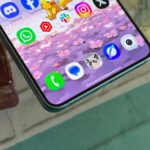 Mãos esticando o ícone do Mensagens do Google entre os rótulos