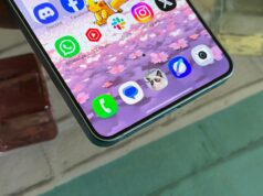 A Samsung está cedendo o controle de uma experiência central do Android para o Google, e eu não adoro isso Mãos esticando o ícone do Mensagens do Google entre os rótulos