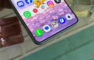 A Samsung está cedendo o controle de uma experiência central do Android para o Google, e eu não adoro isso Mãos esticando o ícone do Mensagens do Google entre os rótulos