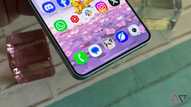 Mãos esticando o ícone do Mensagens do Google entre os rótulos 