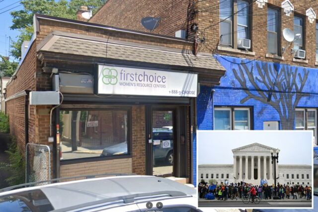 Uma grande multidão de manifestantes segura cartazes do lado de fora do prédio da Suprema Corte dos EUA, defendendo o TPS.