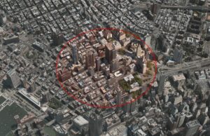 A Suprema Corte dos EUA parece dividida sobre o uso controverso de mandados de busca por ‘cercas geográficas’ A red circle radius over New York City, representing a geofence warrant.