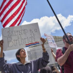 Os juízes da Suprema Corte Samuel Alito, à esquerda, e Clarence Thomas observam durante a 60ª posse presidencial na Rotunda do Capitólio dos EUA em Washington, segunda-feira, 20 de janeiro de 2025. (Chip Somodevilla/Pool Photo via AP)