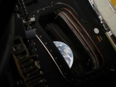 A Terra está brilhando em novas fotos de Artemis II de casa Uma imagem da Terra. Uma sombra cresce no lado direito, formando uma lua crescente.