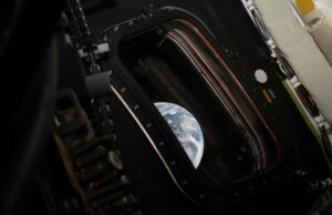 A Terra está brilhando em novas fotos de Artemis II de casa Uma imagem da Terra. Uma sombra cresce no lado direito, formando uma lua crescente.