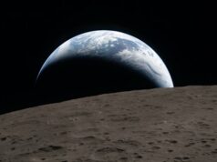 A Terra está em crise, mas em Artemis II não há fronteiras visíveis O Comandante Reid Wiseman olha para a Terra pela janela de uma cabine.