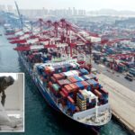 Navios de carga atracaram em um porto em Qingdao, na China, com guindastes suspensos e contêineres cobrindo o cais.