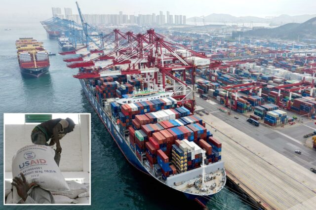 Navios de carga atracaram em um porto em Qingdao, na China, com guindastes suspensos e contêineres cobrindo o cais.