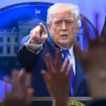 TOPSHOT - O presidente dos EUA, Donald Trump, fala durante uma conferência de imprensa na Brady Press Briefing Room da Casa Branca em Washington, DC, em 20 de fevereiro de 2026. O presidente dos EUA, Donald Trump, realizará uma conferência de imprensa na sexta-feira para discutir a decisão da Suprema Corte contra a maior parte de suas tarifas, disse Karoline Leavitt. (Foto de Mandel NGAN/AFP via Getty Images)