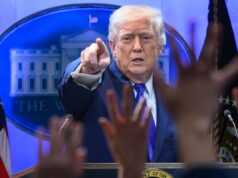 A administração Trump sinaliza que oferecerá amplos reembolsos tarifários. Isso pode significar milhões para as empresas. TOPSHOT - O presidente dos EUA, Donald Trump, fala durante uma conferência de imprensa na Brady Press Briefing Room da Casa Branca em Washington, DC, em 20 de fevereiro de 2026. O presidente dos EUA, Donald Trump, realizará uma conferência de imprensa na sexta-feira para discutir a decisão da Suprema Corte contra a maior parte de suas tarifas, disse Karoline Leavitt. (Foto de Mandel NGAN/AFP via Getty Images)