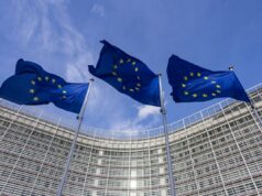 A agência cibernética da Europa culpa gangues de hackers pela violação e vazamento massivo de dados Flags of Europe as seen waving from the flagpoles in front of the EU Commission headquarters.