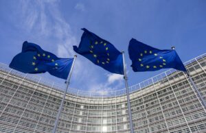 A agência cibernética da Europa culpa gangues de hackers pela violação e vazamento massivo de dados Flags of Europe as seen waving from the flagpoles in front of the EU Commission headquarters.