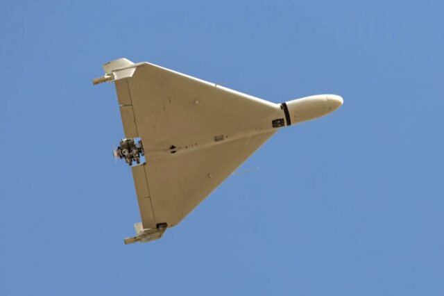 A ameaça dos drones iranianos à Califórnia é real – Drone Shahed-136 'Kamikaze' de fabricação iraniana voando sobre um céu azul.