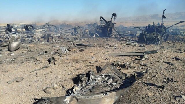 Uma imagem estática divulgada pela mídia iraniana que pretende mostrar uma aeronave dos EUA destruída durante a missão dos EUA para encontrar um aviador preso no Irã.