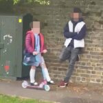 A polícia foi chamada depois que os ânimos explodiram quando os pais desafiaram o homem - que tem cerca de 20 anos e se acredita ter problemas de saúde mental - que eles alegaram estar monitorando crianças do lado de fora da Escola Primária Laleham Church of England, em Surrey.