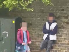 A arborizada vila de Surrey que abriga um apresentador da BBC, onde um requerente de asilo afegão hospedado em uma casa de campo de três quartos cuspiu em um grupo de mães enquanto ele ‘assediava alunos da escola primária’ A polícia foi chamada depois que os ânimos explodiram quando os pais desafiaram o homem - que tem cerca de 20 anos e se acredita ter problemas de saúde mental - que eles alegaram estar monitorando crianças do lado de fora da Escola Primária Laleham Church of England, em Surrey.