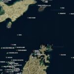 Um barco passa por um navio-tanque ancorado no Estreito de Ormuz, na costa da ilha de Qeshm, no Irã, no sábado.