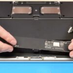 A atualização DIY do MacBook Neo pode aumentar o SSD para 1 TB usando peças do iPhone | A foto mostra o SSD antigo sendo removido
