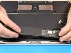A atualização DIY do MacBook Neo pode aumentar o SSD para 1 TB usando peças do iPhone A atualização DIY do MacBook Neo pode aumentar o SSD para 1 TB usando peças do iPhone | A foto mostra o SSD antigo sendo removido