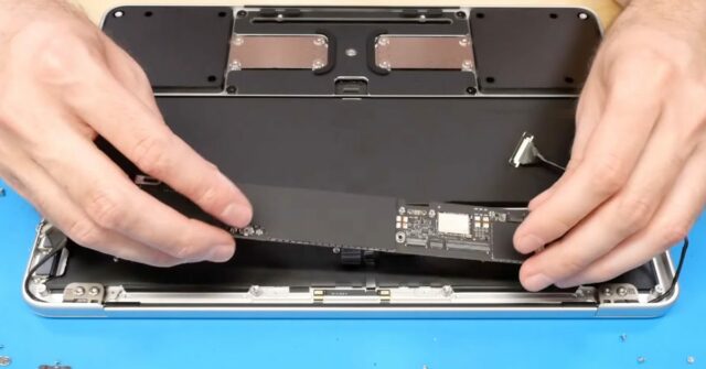 A atualização DIY do MacBook Neo pode aumentar o SSD para 1 TB usando peças do iPhone | A foto mostra o SSD antigo sendo removido