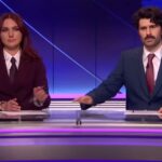 A atualização de fim de semana do 'SNL UK' visa o fundador do Facebook, Mark Zuckerberg: 'Espero que ele use aquele bunker exatamente da mesma maneira que Hitler fez'