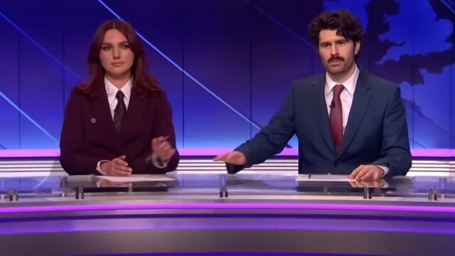 A atualização de fim de semana do 'SNL UK' visa A atualização de fim de semana do 'SNL UK' visa o fundador do Facebook, Mark Zuckerberg: 'Espero que ele use aquele bunker exatamente da mesma maneira que Hitler fez'