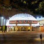 Steven Spielberg e Denis Villeneuve posam na sala de imprensa durante o 75º Prêmio do Directors Guild of America no The Beverly Hilton em 18 de fevereiro de 2023. (JC Olivera/WireImage)