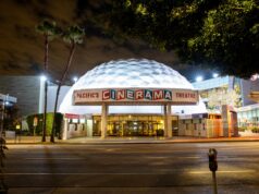 A campanha de reabertura popular do Cinerama Dome termina depois que a polícia desligou o protesto do projetor Steven Spielberg e Denis Villeneuve posam na sala de imprensa durante o 75º Prêmio do Directors Guild of America no The Beverly Hilton em 18 de fevereiro de 2023. (JC Olivera/WireImage)