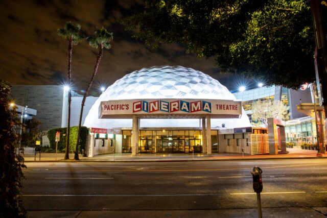 A campanha de reabertura popular do Cinerama Dome termina depois Steven Spielberg e Denis Villeneuve posam na sala de imprensa durante o 75º Prêmio do Directors Guild of America no The Beverly Hilton em 18 de fevereiro de 2023. (JC Olivera/WireImage)