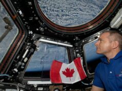 A cápsula Artemis II será uma ‘bola de fogo’ na reentrada. David Saint-Jacques sabe como é isso Quatro pessoas se abraçam dentro de uma cápsula espacial