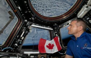 A cápsula Artemis II será uma ‘bola de fogo’ na reentrada. David Saint-Jacques sabe como é isso Quatro pessoas se abraçam dentro de uma cápsula espacial