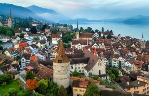 A cidade suíça inundada pelos ultra-ricos de Dubai: filas se formam ao redor do quarteirão por apartamentos enquanto o pitoresco cantão é inundado pela elite rica após o êxodo dos Emirados Árabes Unidos Expatriados ultra-ricos fugindo de Dubai para a cidade suíça de Zug (foto) enquanto procuram proteger suas fortunas e evitar a guerra em curso no Oriente Médio