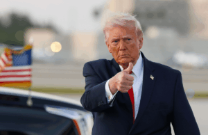 A classificação de aprovação de Donald Trump se reúne com os republicanos President Donald Trump waves to the media after walking off of Air Force One at Miami International Airport on April 11, 2026 in Miami, Florida.