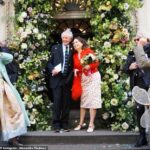 A colunista do Mail on Sunday e ex-editora da Vogue Alexandra Shulman revelou que se casou com seu parceiro David no Chelsea Register Office depois de mais de 20 anos juntos