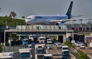 A companhia aérea Lufthansa corta 20.000 voos enquanto a guerra aperta os preços dos combustíveis e suprimentos A companhia aérea Lufthansa corta 20.000 voos enquanto a guerra aperta os preços dos combustíveis e suprimentos