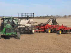 A concessionária de máquinas está transportando grandes armas para a colheita comunitária de uma cidade A concessionária de máquinas está transportando grandes armas para a colheita comunitária de uma cidade