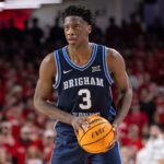 O jogador da BYU, Fousseyni Traore, parecendo surpreso durante a primeira rodada do torneio Big 12 de 2026.