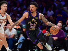 A conversão do Lakers, Nick Smith Jr., é um contrato padrão, tornando o guarda elegível para o playoff O jogador do Los Angeles Lakers, Jalen Hood-Schifino, segura uma bola de basquete se preparando para arremessar.